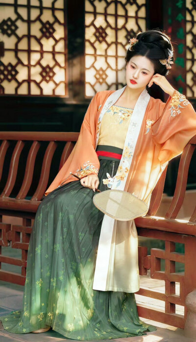 玉容寂寞泪阑干，梨花一枝春带雨。