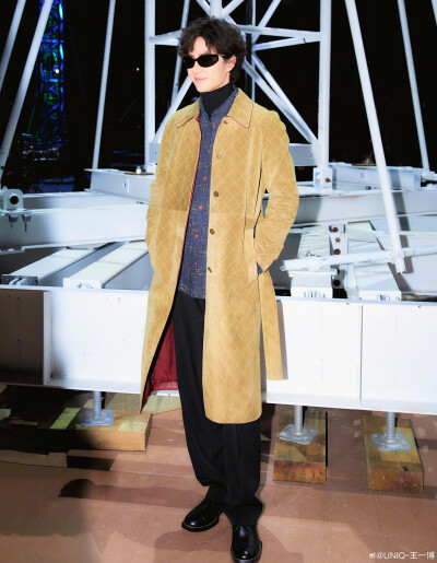 一博更博：
香奈儿2026秋冬系列发布会给我带来了不一样的感受。我看到了更多会想去尝试的衣服。对经典套装的演绎也有与众不同的造型方式，比如中性气质的收腰外套和稍长一点的工装衬衣搭配，轻便又随性。廓形层层递…