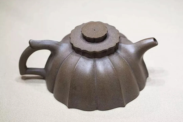 清康熙 紫砂菱花式壶 陈鸣远制
北京艺术博物馆藏
