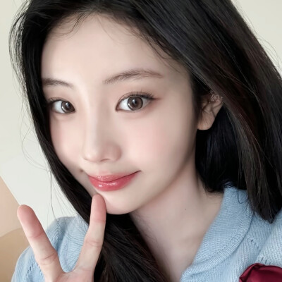 好久没有来更这个女孩了，这组全是自拍哦