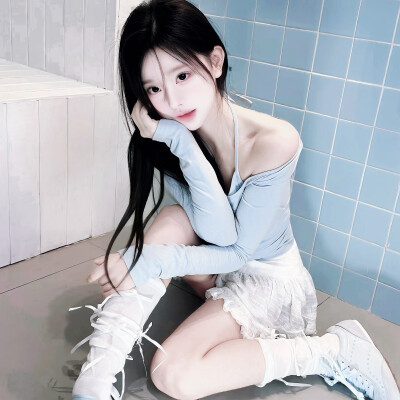 我是你每年生日的蓝花瓶里不会说话的白玫瑰