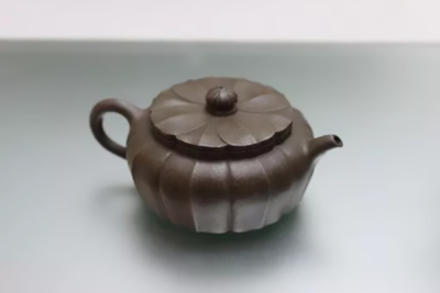 清康熙 紫砂葵花八瓣壶 陈鸣远制
香港茶具文物馆藏
