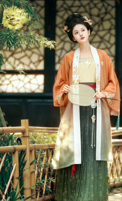 玉容寂寞泪阑干，梨花一枝春带雨。