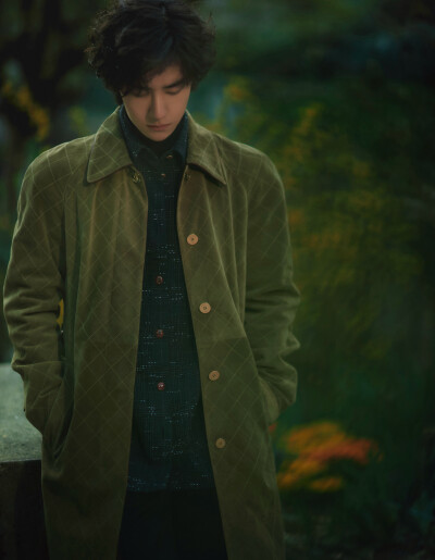 YIBO-OFFICIAL：
#王一博香奈儿品牌形象大使#
「Paris BO log」
穿过树影，路过喧闹，驻足，或行走，都是与巴黎相处的最佳状态。品牌形象大使@UNIQ-王一博 身着香奈儿2026高级手工坊系列米色菱格纹麂皮大衣与深蓝色…