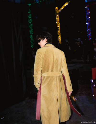 一博更博：
香奈儿2026秋冬系列发布会给我带来了不一样的感受。我看到了更多会想去尝试的衣服。对经典套装的演绎也有与众不同的造型方式，比如中性气质的收腰外套和稍长一点的工装衬衣搭配，轻便又随性。廓形层层递…