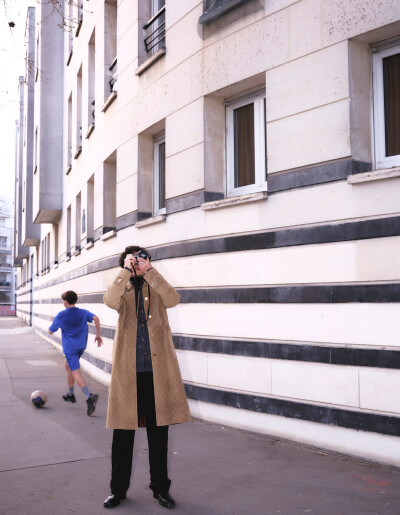 YIBO-OFFICIAL：
#王一博香奈儿品牌形象大使#
「Paris BO log」
穿过树影，路过喧闹，驻足，或行走，都是与巴黎相处的最佳状态。品牌形象大使@UNIQ-王一博 身着香奈儿2026高级手工坊系列米色菱格纹麂皮大衣与深蓝色…