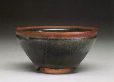 南宋  建窑黑釉“进盏”款兔毫纹茶盏
台北故宫博物馆院藏
