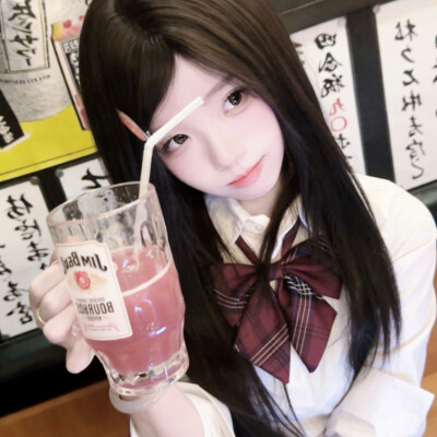 我是你每年生日的蓝花瓶里不会说话的白玫瑰