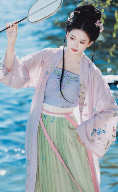 仙气飘飘何所似，天地一沙鸥。