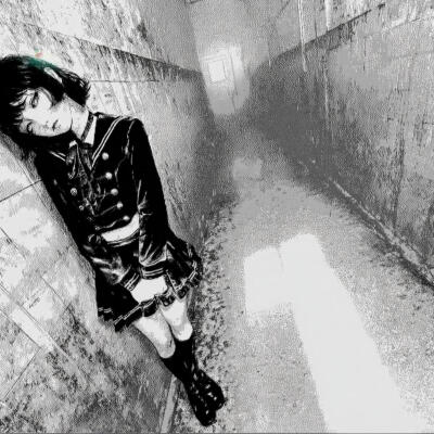 时针把雨滴串成褪色胶片，记忆在潮湿的午后缓慢倒带。