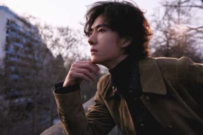 YIBO-OFFICIAL：
#王一博香奈儿品牌形象大使#
「Paris BO log」
穿过树影，路过喧闹，驻足，或行走，都是与巴黎相处的最佳状态。品牌形象大使@UNIQ-王一博 身着香奈儿2026高级手工坊系列米色菱格纹麂皮大衣与深蓝色…