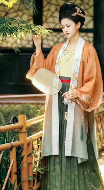 玉容寂寞泪阑干，梨花一枝春带雨。