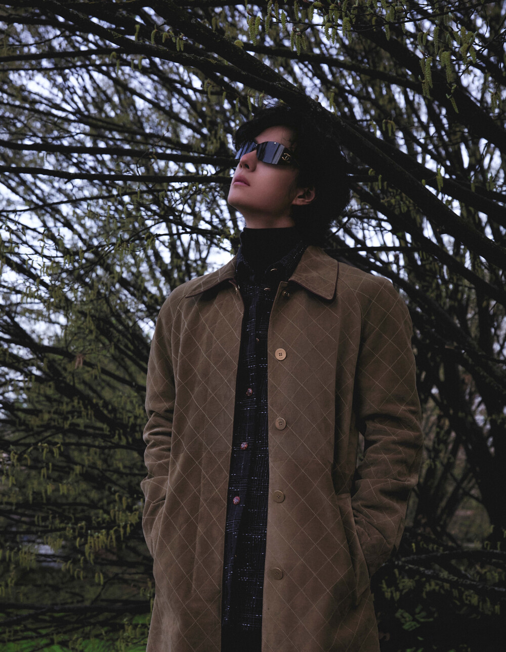 YIBO-OFFICIAL：
#王一博香奈儿品牌形象大使#
「Paris BO log」
穿过树影，路过喧闹，驻足，或行走，都是与巴黎相处的最佳状态。品牌形象大使@UNIQ-王一博 身着香奈儿2026高级手工坊系列米色菱格纹麂皮大衣与深蓝色斜纹软呢衬衫，搭配黑色裤装与系带皮鞋，佩戴高级珠宝COCO CRUSH系列戒指，出席香奈儿2026秋冬系列发布会。
#香奈儿秋冬高级成衣系列#
#香奈儿时尚发布会#
#王一博巴黎时装周#