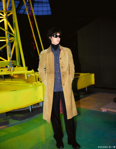 一博更博：
香奈儿2026秋冬系列发布会给我带来了不一样的感受。我看到了更多会想去尝试的衣服。对经典套装的演绎也有与众不同的造型方式，比如中性气质的收腰外套和稍长一点的工装衬衣搭配，轻便又随性。廓形层层递…