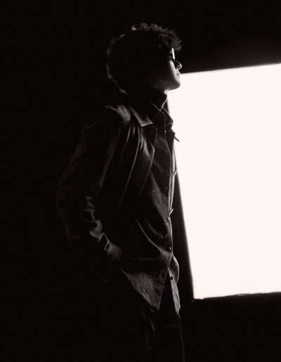 YIBO-OFFICIAL：
#王一博巴黎时装周#
「Paris BO log」
适合白天，亦属于夜晚。感受线条与轮廓的灵动感，领略自然色彩与丰富肌理的设计之美。@UNIQ-王一博 #Hello时装周# ​​​