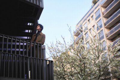 YIBO-OFFICIAL：
#王一博香奈儿品牌形象大使#
「Paris BO log」
穿过树影，路过喧闹，驻足，或行走，都是与巴黎相处的最佳状态。品牌形象大使@UNIQ-王一博 身着香奈儿2026高级手工坊系列米色菱格纹麂皮大衣与深蓝色…