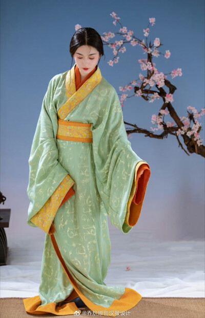 云想衣裳花想容，春风拂槛露华浓。若非群玉山头见，会向瑶台月下逢。一枝秾艳露凝香，云雨巫山枉断肠。借问汉宫谁得似，可怜飞燕倚新妆