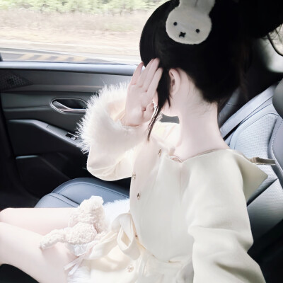 我是你每年生日的蓝花瓶里不会说话的白玫瑰