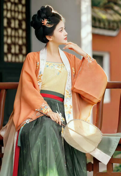 玉容寂寞泪阑干，梨花一枝春带雨。