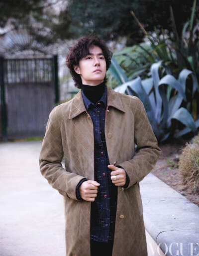 VOGUE服饰与美容：
#VOGUE独家# 品牌形象大使@UNIQ-王一博 身着香奈儿2026高级手工坊系列米色菱格纹麂皮大衣与深蓝色斜纹软呢衬衫（款式49），搭配黑色裤装与系带皮鞋，佩戴高级珠宝COCO CRUSH系列戒指，出席香奈儿2…