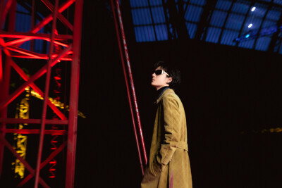 YIBO-OFFICIAL：
#王一博巴黎时装周#
「Paris BO log」
适合白天，亦属于夜晚。感受线条与轮廓的灵动感，领略自然色彩与丰富肌理的设计之美。@UNIQ-王一博 #Hello时装周# ​​​