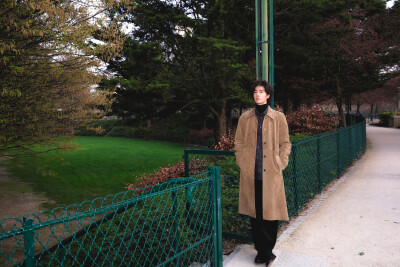 YIBO-OFFICIAL：
#王一博香奈儿品牌形象大使#
「Paris BO log」
穿过树影，路过喧闹，驻足，或行走，都是与巴黎相处的最佳状态。品牌形象大使@UNIQ-王一博 身着香奈儿2026高级手工坊系列米色菱格纹麂皮大衣与深蓝色…