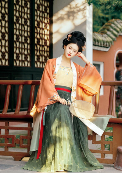 玉容寂寞泪阑干，梨花一枝春带雨。