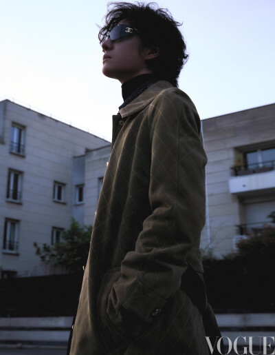 VOGUE服饰与美容：
#VOGUE独家# 品牌形象大使@UNIQ-王一博 身着香奈儿2026高级手工坊系列米色菱格纹麂皮大衣与深蓝色斜纹软呢衬衫（款式49），搭配黑色裤装与系带皮鞋，佩戴高级珠宝COCO CRUSH系列戒指，出席香奈儿2…