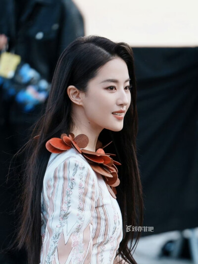 刘亦菲 Louis Vuitton 2026 FW 巴黎时装周
#刘亦菲路易威登品牌代言人# ​​​
刘亦菲 × Louis Vuitton 巴黎时装周 2026.3.10
