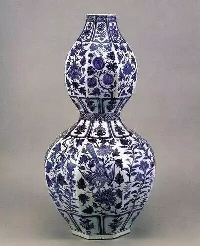 元代  青花草虫花卉八方葫芦瓶（高60.5厘米）
土耳其托普卡比宫博物馆藏
