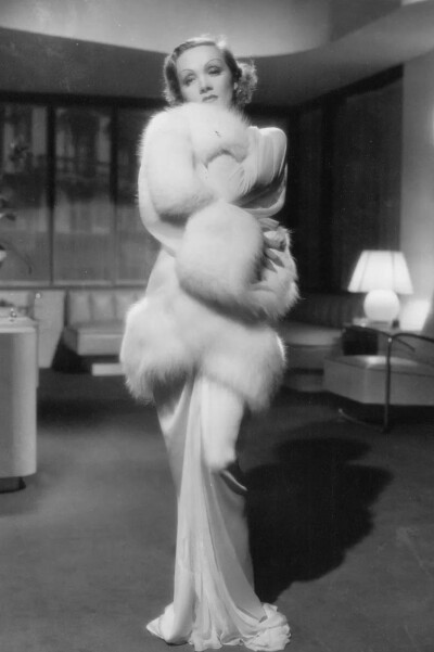 玛琳·黛德丽在电影《欲念》（1936）中穿的皮草