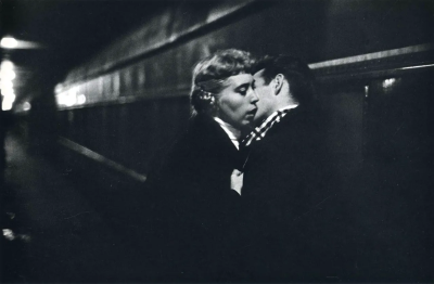 恩斯特·哈斯于 1921 年 3 月 2 日出生于奥地利维也纳。他是一位摄影师和视觉艺术家，在开始学习绘画之前曾学习过医学。