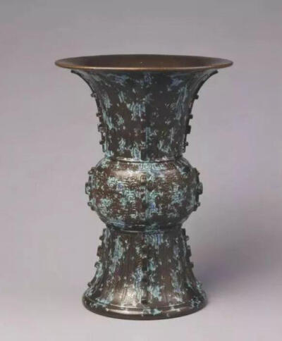 清乾隆  仿古铜彩出戟尊 
北京故宫博物院藏
