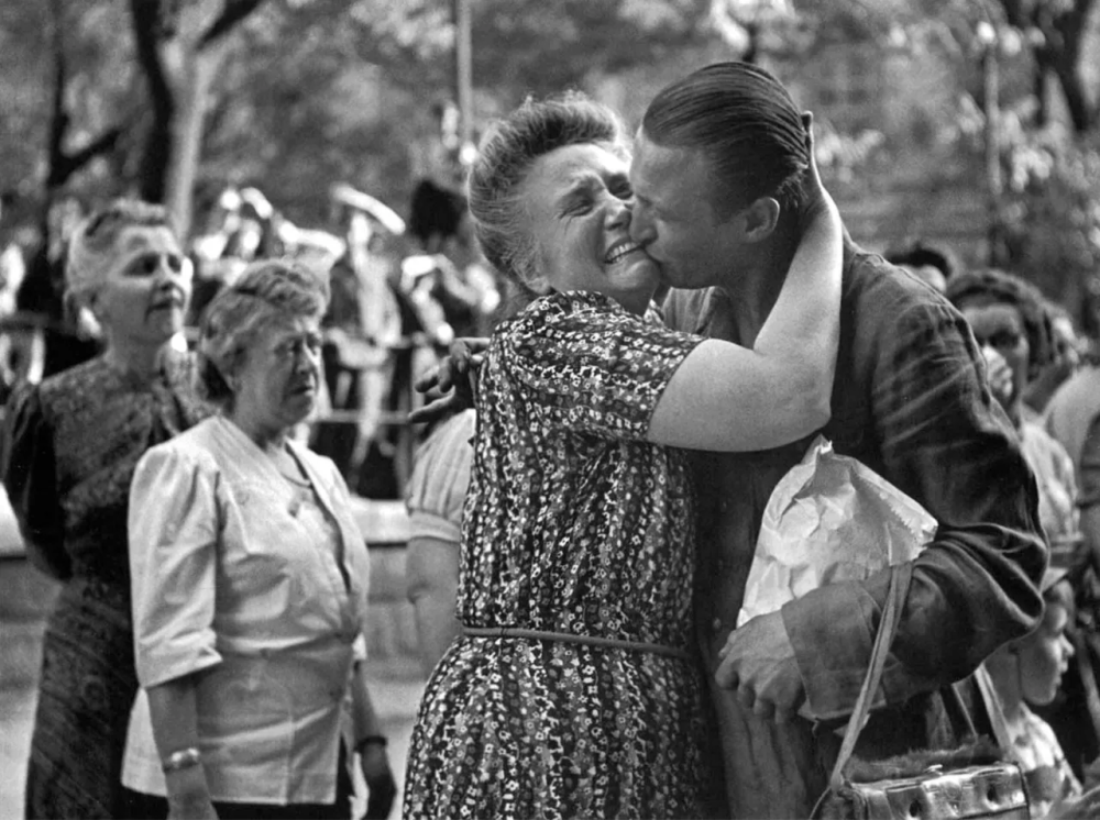 恩斯特·哈斯于 1921 年 3 月 2 日出生于奥地利维也纳。他是一位摄影师和视觉艺术家，在开始学习绘画之前曾学习过医学。