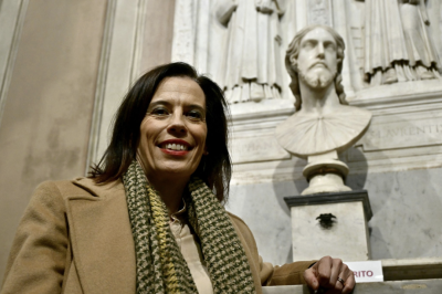 意大利研究员瓦伦蒂娜·萨勒诺站在罗马城外圣阿涅塞大教堂的一尊大理石半身像前。