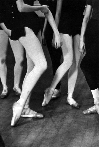 恩斯特·哈斯于 1921 年 3 月 2 日出生于奥地利维也纳。他是一位摄影师和视觉艺术家，在开始学习绘画之前曾学习过医学。