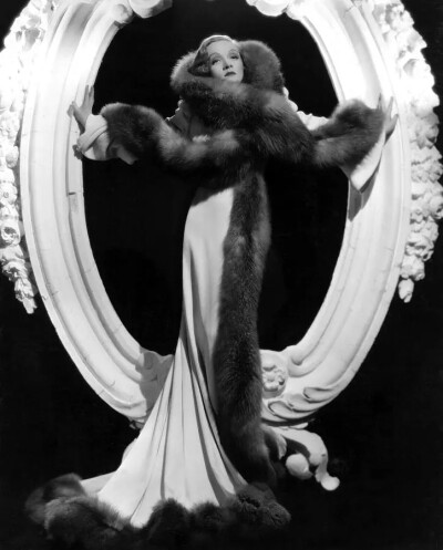 玛琳·黛德丽在电影《欲念》（1936）中穿的皮草