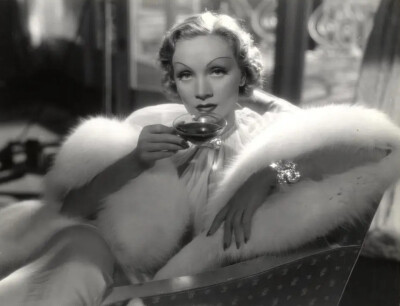 玛琳·黛德丽在电影《欲念》（1936）中穿的皮草