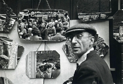 恩斯特·哈斯于 1921 年 3 月 2 日出生于奥地利维也纳。他是一位摄影师和视觉艺术家，在开始学习绘画之前曾学习过医学。