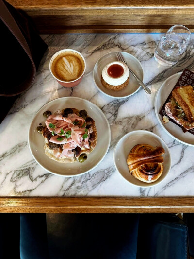 日常
匀红樱花绽