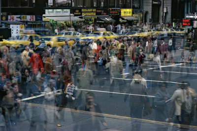 恩斯特·哈斯于 1921 年 3 月 2 日出生于奥地利维也纳。他是一位摄影师和视觉艺术家，在开始学习绘画之前曾学习过医学。