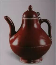 元代  铜红釉梨形壶
北京故宫博物院藏
