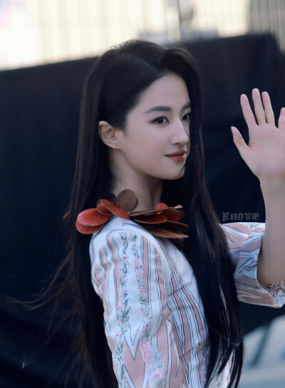 刘亦菲 Louis Vuitton 2026 FW 巴黎时装周
#刘亦菲路易威登品牌代言人# ​​​
刘亦菲 × Louis Vuitton 巴黎时装周 2026.3.10
