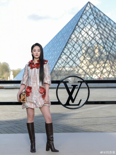 刘亦菲 Louis Vuitton 2026 FW 巴黎时装周
#刘亦菲路易威登品牌代言人# ​​​
刘亦菲 × Louis Vuitton 巴黎时装周 2026.3.10
