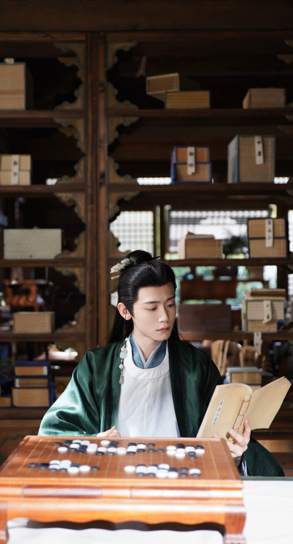 李卿《逐玉》公孙鄞