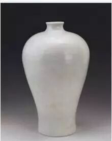 明永乐  甜白釉暗刻花卉纹梅瓶
北京故宫博物院藏
