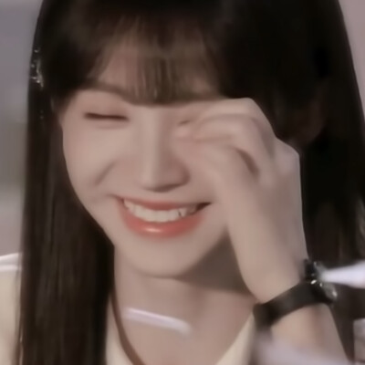 她的睫毛弯的嘴角～