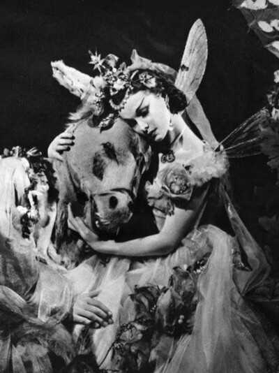 
1937年，费雯·丽在舞台剧《仲夏夜之梦》中扮演的仙后泰坦妮娅。 ​​​