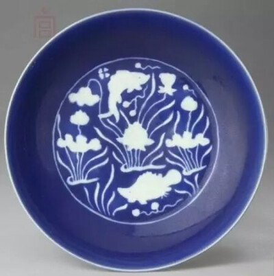 明宣德  霁蓝釉白花鱼莲纹盘
北京故宫博物院藏
