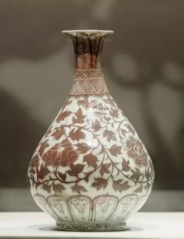 明洪武  釉里红缠枝牡丹纹玉壶春瓶
澳门博物馆藏
